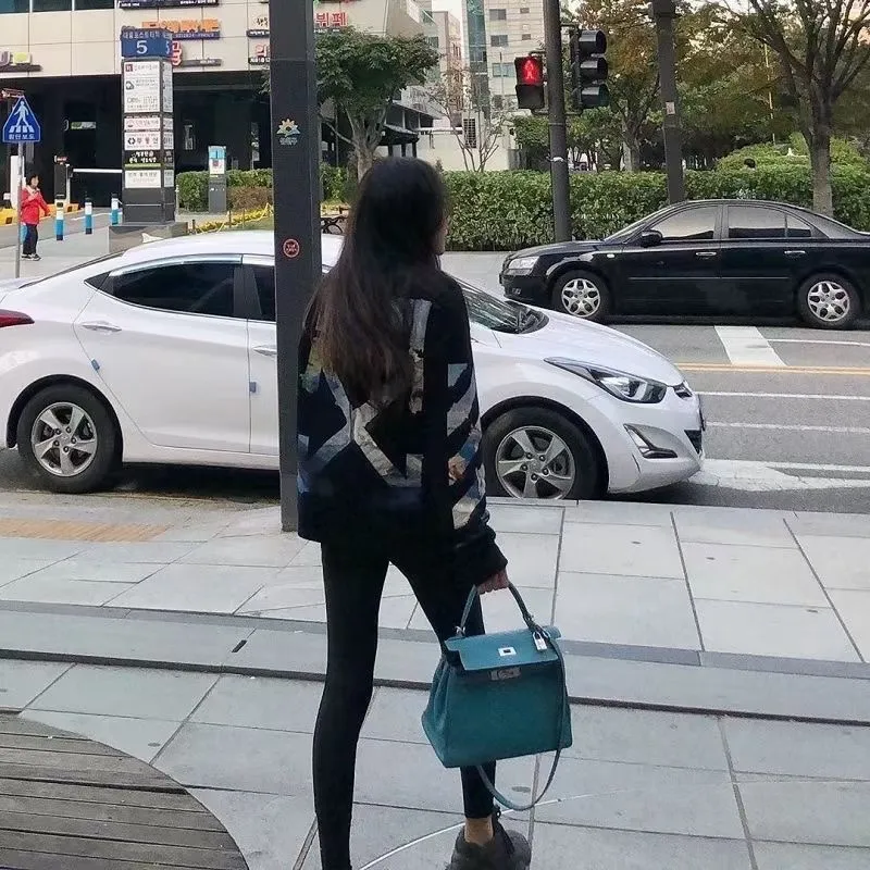 ♻️💯Upper body reference model picture❤️Top tested version OFF WHITE OW timeless classic Monet oil painting watercolor graffiti hooded zipper pure cotton loose loose men and women couples same style round neck sweatshirt overseas hot style, star same style upper body, classic and beautiful oil painting style! World treasures, top famous paintings, walking works of art!  A good product starts with the fabric of the clothes. Our fabrics are pre-shrunk with epoxy water before leaving the fabric factory. After the fabrics are dried, they will have a light fragrance. Who can do this? The printing uses an imported 16-head white ink color drawing integrated direct printing machine + discharge dyeing process, which is completely consistent with zip. It effectively guarantees the perfect printing texture and visual effect. The multi-layered hollow points in the printing pattern are all manually modified, and the alignment is consistent to identify the first eye-catching point.   From the beginning of 2019 to now, a total of 100,000+ have been shipped. It can be said that this model is made to perfection. The basic purchase price for foreign purchasing agents is 50+, and the repurchase rate is 100%. The details, fabrics, and printing can be said to be completely restored, a true top version!  Let’s talk about the reason for 100,000+ sales! First, you can see the products we make, and all the identification details are in place. 1. The 4 hollow points on the printed character hat are identification details. During the scan, many manual modifications were required, and a hollow point was exposed, which was a fake at first glance. This is hollow, not black dot printing. 2. Printing is a combined process of discharge dyeing + direct injection! Both the black and white prints can be pulled apart, and the prints will not be damaged by loosening and rebounding. The dye is completely integrated into the fabric. 3. The fabric is 480 grams of custom-dyed fish scale terry cotton fabric, which has an excellent hand feel. 4. The collar label is embossed and has a hand-feeling effect! Definitely not an embroidery label, nor a blue label. 5. The tag rope is hung vertically from the collar. The rope is 120CM long, not a side rope. It is full of details. 6. Details, the main picture is actually shot. If you are worried about what you have seen, you can directly compare it with the pictures of my home and the official website. Fearless of all comparisons. 7. Customized pull tabs with engravings and hat rope bells with engravings! These are the details of the identification.   Size: XS-L Color: Black Off-White P:360
